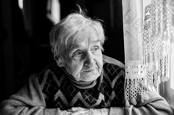 上了年纪的女人肖像窗口<strong>黑白</strong>照片高对比