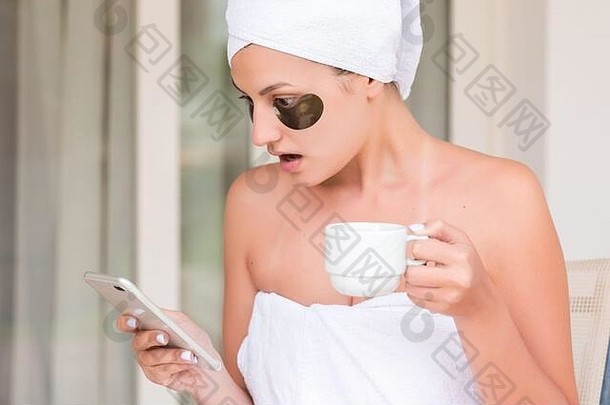 包装毛巾淋浴女人眼睛补丁喝茶咖啡表格阅读新闻消息酒店阳台女孩