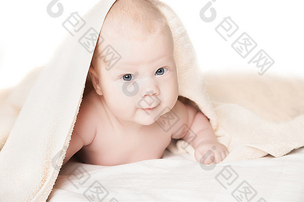可爱的婴儿毛巾洗澡谎言微笑
