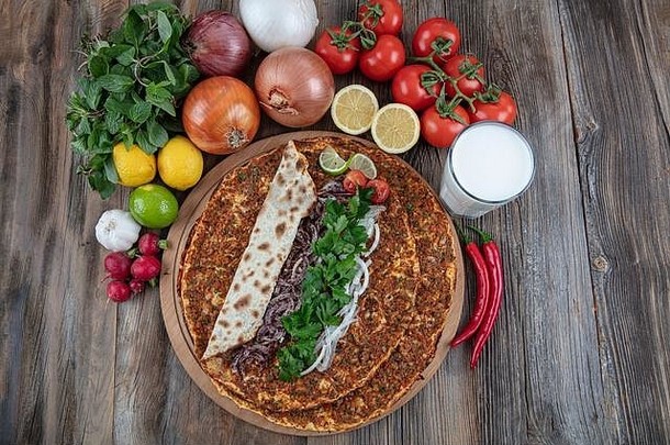 土耳其美味的厨房Lahmacun披萨剁碎牛肉羊肉肉红辣椒西红柿孜然香料欧芹烤辣的