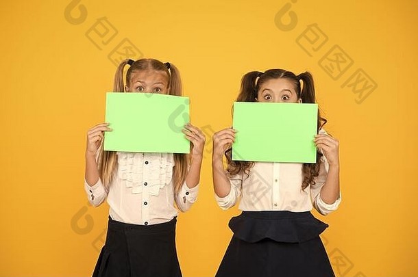 哇女孩持有空表纸黄色的背景小孩子们空白绿色学校纸赋值项目工作检查纸学术纸复制空间