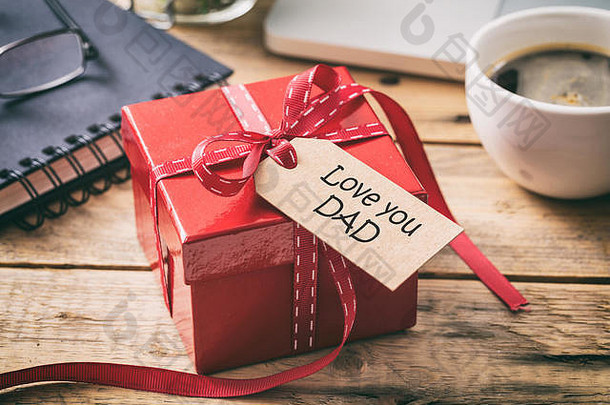 父亲的一天概念红色的礼物盒子红色的丝带爱爸爸标签模糊办公室桌子上背景