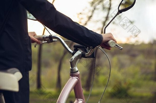 年轻的男人。有趣的农村公园骑自行车旅行春天一天平静自然春天一天积极的情绪运动型活跃的休闲活动<strong>走运</strong>动开花自然