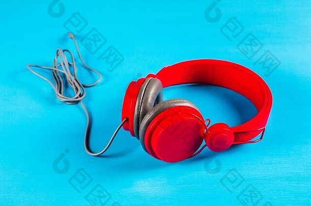 红色的耳机蓝色的背景音乐概念