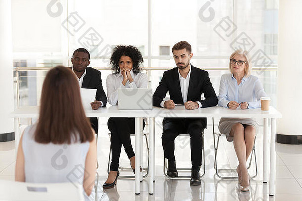 多样化的招聘人员听女申请人说话工人