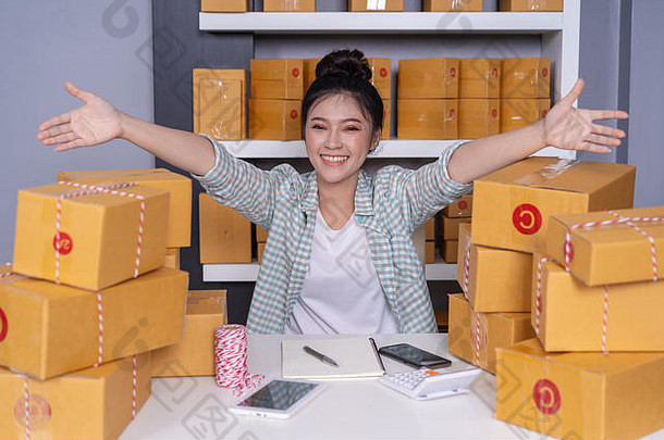 成功的<strong>年轻</strong>的女人企业家包裹盒子工作购物在线业务首页办公室