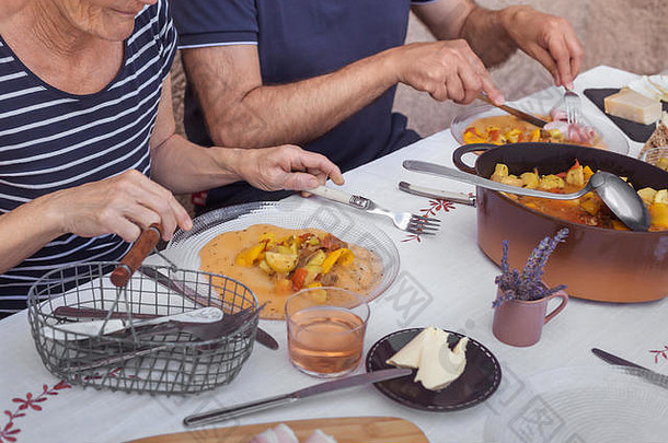 手长老夫妇晚餐自制的食物过程吃白色桌布