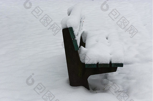 孤独的木板凳上冬天公园