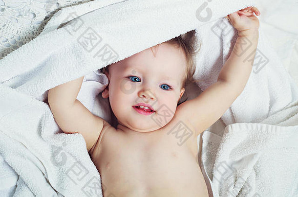 一年婴儿床上毛巾采取浴