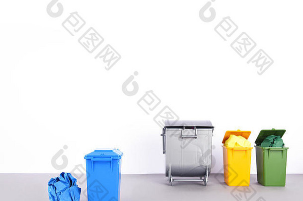 色彩斑斓的回收垃圾箱白色背景