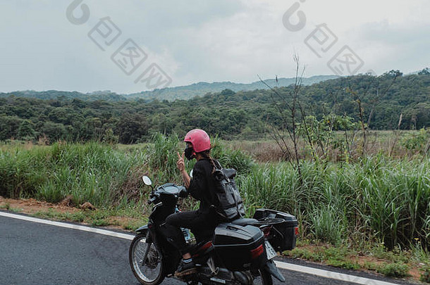 女人骑摩托车越南农村