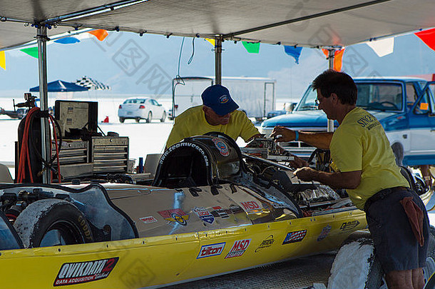 vesco机组人员成员工作著名的黄色的赛车车世界速度