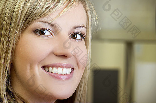 美丽的女孩显示白色牙齿牙医