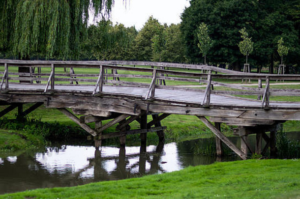 木桥领先的公园一边视图