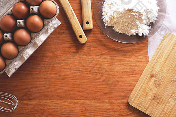 成分餐具烘焙柔和的木背景前视图概念厨房烹饪复活节