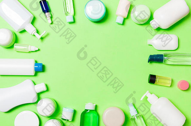 框架塑料身体护理瓶平躺作文化妆品产品<strong>绿色背景</strong>空空间设计集白色化妆品与