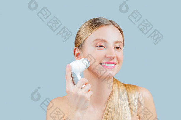 美丽的女人洗脸皮肤刷面部美治疗概念