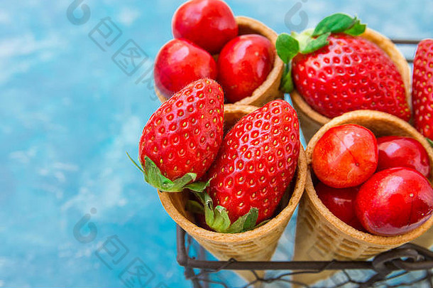 成熟的有机草莓光滑的甜蜜的樱桃华夫格冰奶油视锥细胞线篮子光蓝色的背景风格图像健康的食物菜单