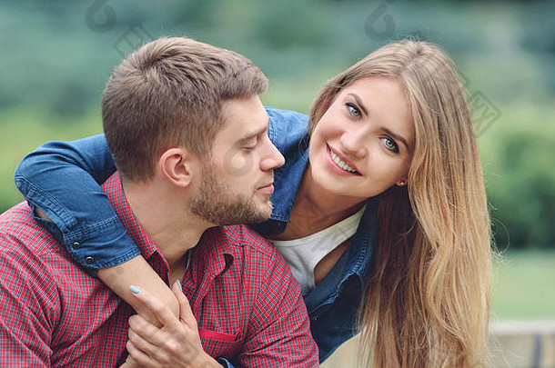 浪漫的夫妇坐着板凳上拥抱微笑可爱的女人拥抱的男朋友板凳上爱的关系家庭人概念微笑