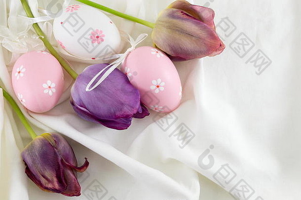 装饰复活节鸡蛋紫色的郁金香花