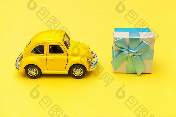 简单的设计黄色的古董复古的玩具车交付礼物盒子屋顶孤立的时尚的黄色的背景圣诞节一年生日情人节一天庆祝活动现在浪漫的概念