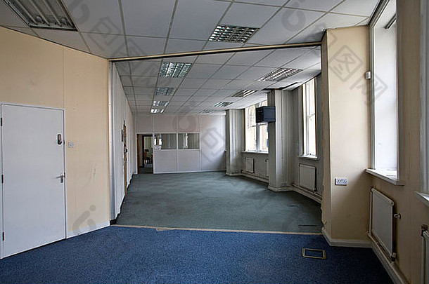 空被遗弃的办公室天花板地毯