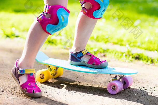 孩子骑滑板夏天公园女孩学习骑滑冰董事会活跃的户外体育运动学校幼儿园孩子们孩子们纸牌游戏