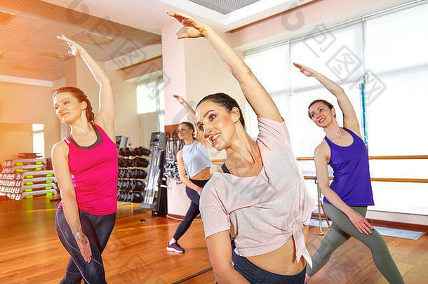集团年轻的运动有吸引力的人练习瑜伽教训教练站锻炼工作完整的长度工作室