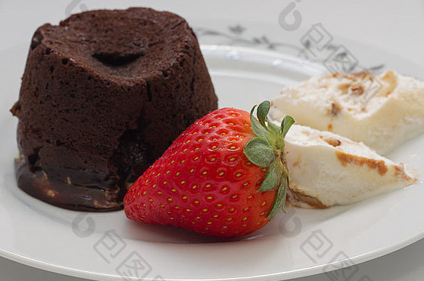<strong>巧克力蛋糕</strong>火山奶油冰奶油草莓