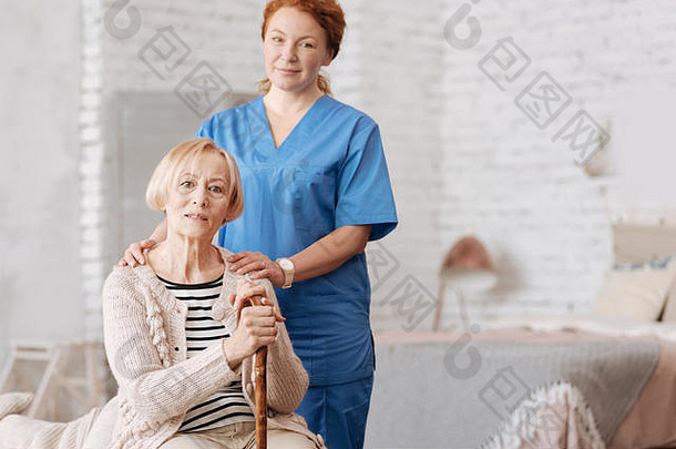 合格的私人护士协助上了年纪的病人