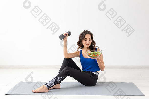 健康的生活方式人体育运动概念肖像健康的女人蔬菜哑铃