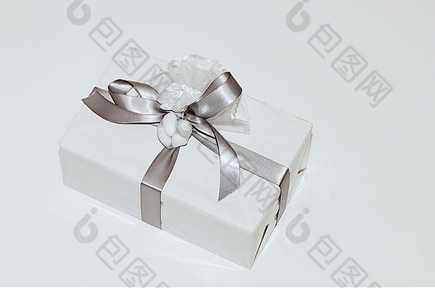 白色礼物包装盒子银弓丝带白色背景