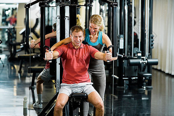 男人。女人重量培训健身房瑞典