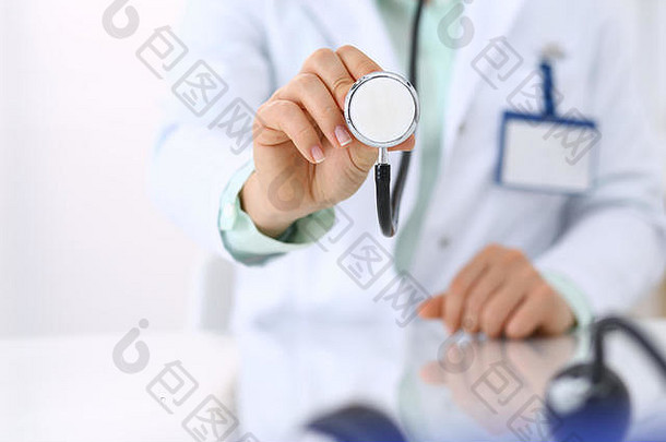 未知的医生持有听诊器头特写镜头医疗保险健康护理治疗医学概念
