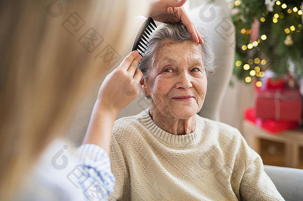 健康游客梳理头发高级女人首页圣诞节时间