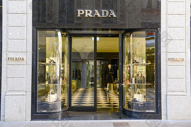卢加诺瑞士8月展示了普拉达时尚衣服商店卢加诺瑞士