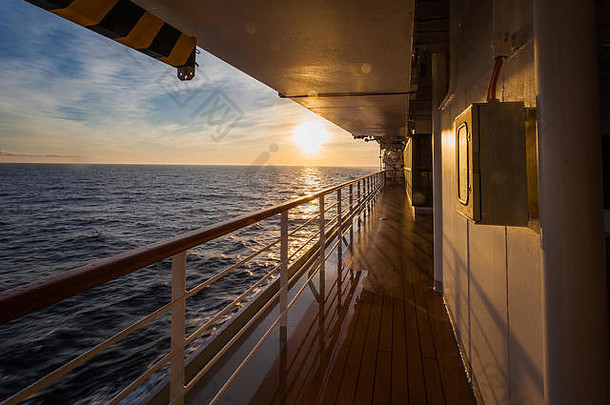 壮观的日出海地平线上甲板巡航船