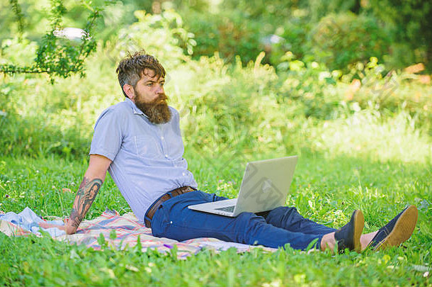 男人。有胡子的移动PC放松草地自然背景博主启发自然作家灵感自然环境灵感写博客灵感
