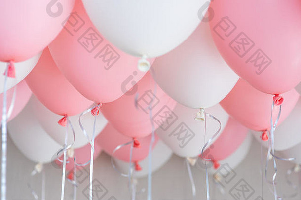 色彩鲜艳的气球粉红色的白色飘带氦气球浮动生日聚会，派对概念气球爱情人节