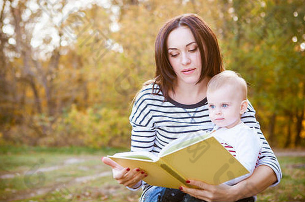 妈妈。女儿读书秋天公园