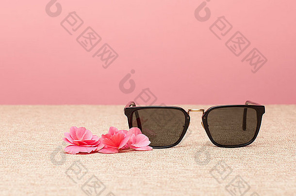 棕色（的）太阳镜帆布背景粉红色的花