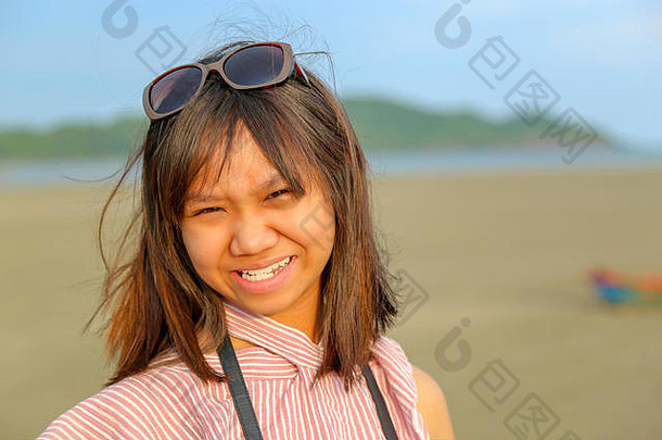 亚洲十几岁的女孩微笑海滩太阳镜相机复制空间