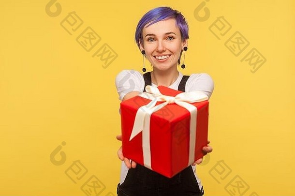 礼物你!肖像可爱的快乐时尚的女孩紫罗兰色的短头发工作服给大红色的现在盒子相机微笑慈善机构概念