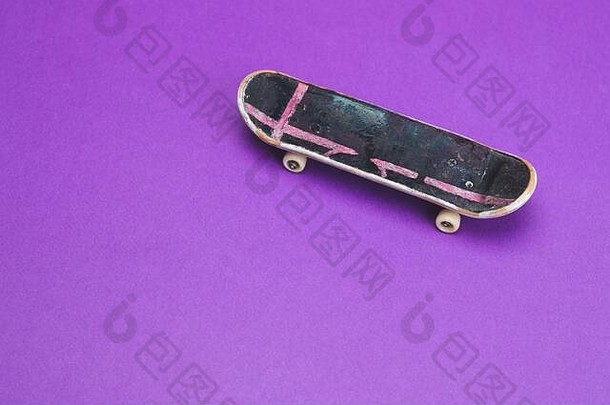 小滑板紫色的背景小滑冰手指键盘关闭复制空间