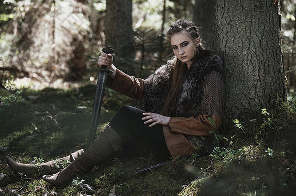 维京人女人剑穿传统的战士衣服深神秘的森林