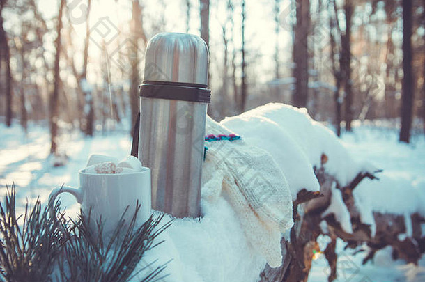 杯咖啡棉花糖冬天森林