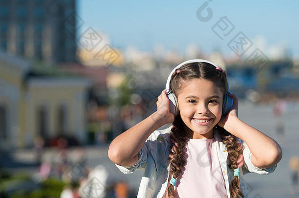 免费的风格旅行令人兴奋的旅行城市博物馆音频之旅耳机小工具城市指南音频之旅女孩旅游孩子探索城市音频指南应用程序
