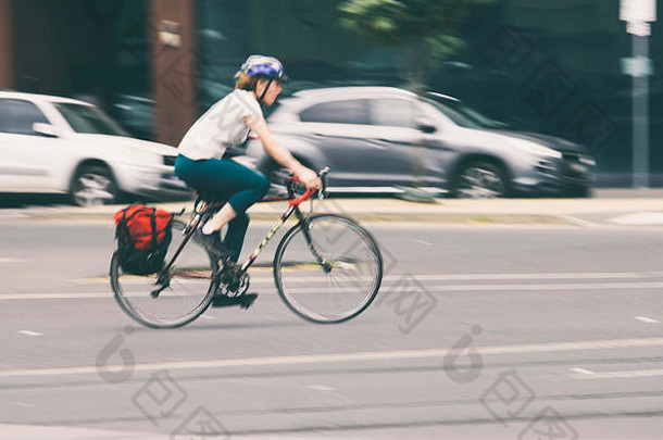 骑自行车城市街模糊的图像