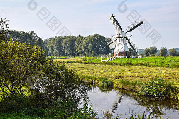 白色机白色摩尔村一个在荷兰省格罗宁根历史建圩田机土地排水