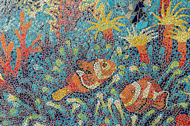 色彩斑斓的玻璃马赛克艺术形状鱼摘要墙背景